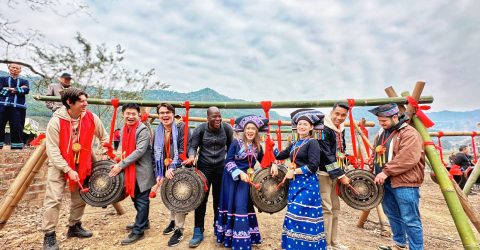 Foreign tourists explore the traditional folk customs of the “Maguai Festival” in China