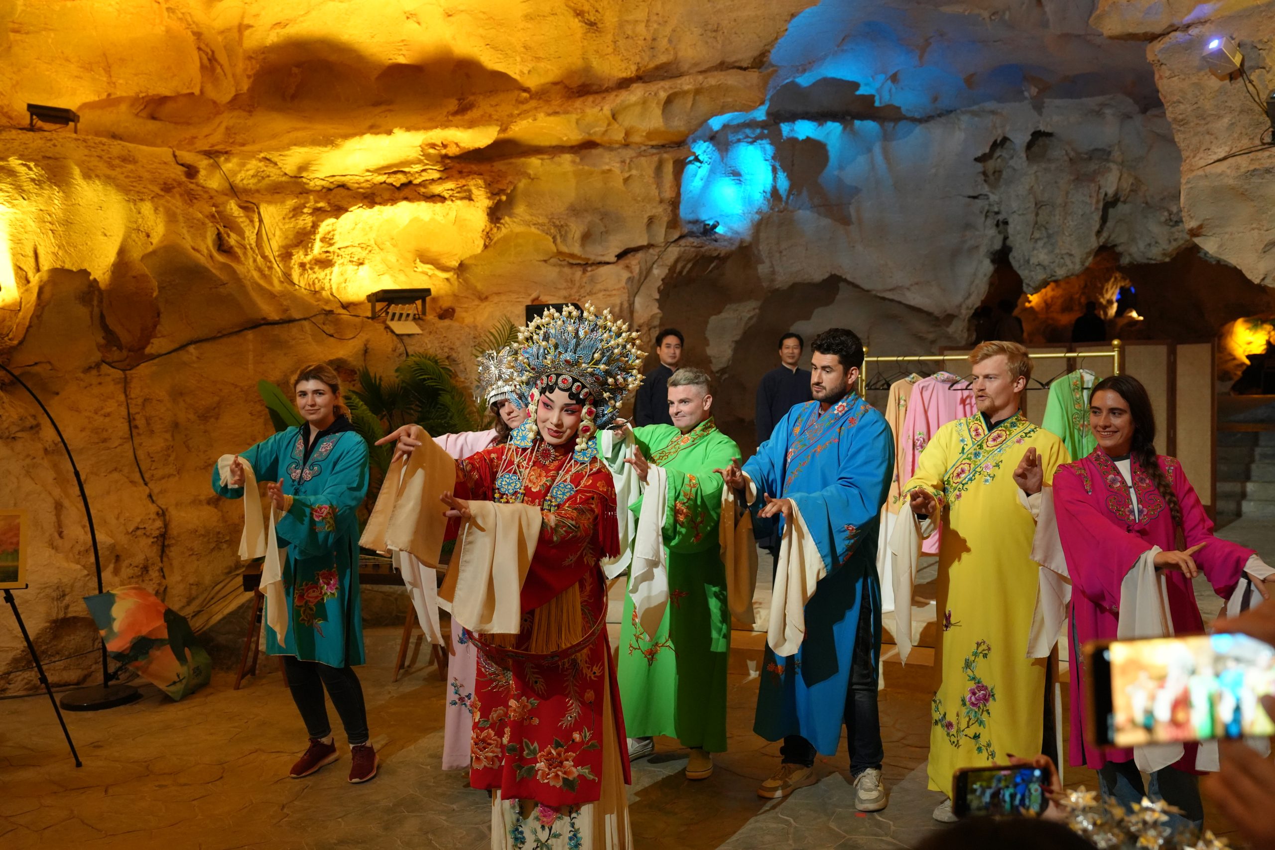 Guangxi stuns global storytellers via timeless charms, ethnic vigor