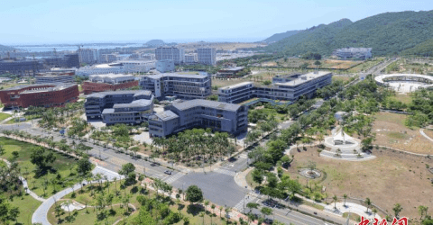 何以中国·行走陵水：一个小镇，何以集聚中外名校？